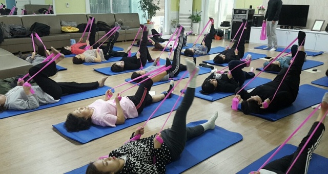 ▲ 광명시는 '건강한 생활터 만들기'사업의 일환으로 전문강사가 아파트 단지를 찾아가는 '바디라인 만들기 운동교실'을 운영하고 있다. 광명시 제공