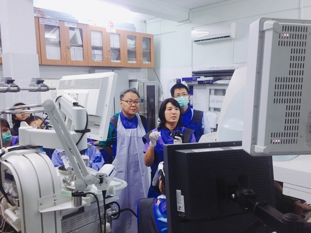 ▲ 최근 미얀마 양곤 종합병원에서 진행된 ‘췌담도내시경ㆍ초음파검사 워크숍’에서 순천향대 부천병원 문종호 교수(사진 왼쪽)가 미얀마 의사(가운데)에게 내시경 시술을 지도하고 있다.(사진_순천향대 부천병원 제공)