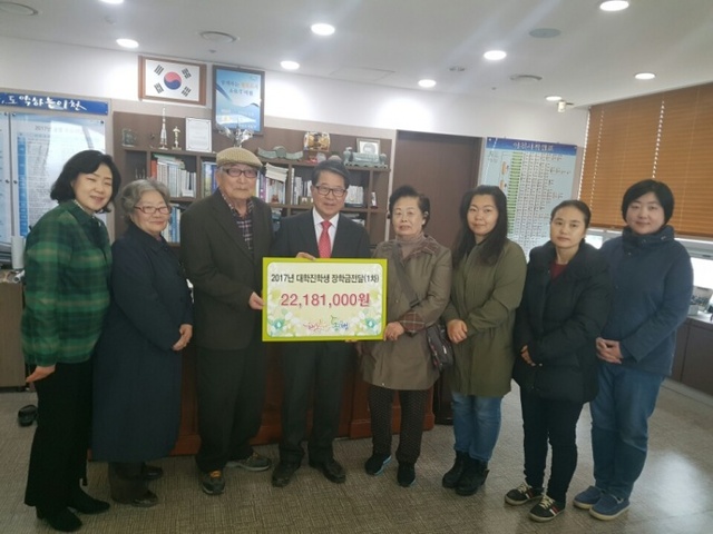 ▲ 이천시 조병돈 시장이 행복한 동행 기금에서 대학생들에게 장학금을 수여하고 있다.(사진=이천시)