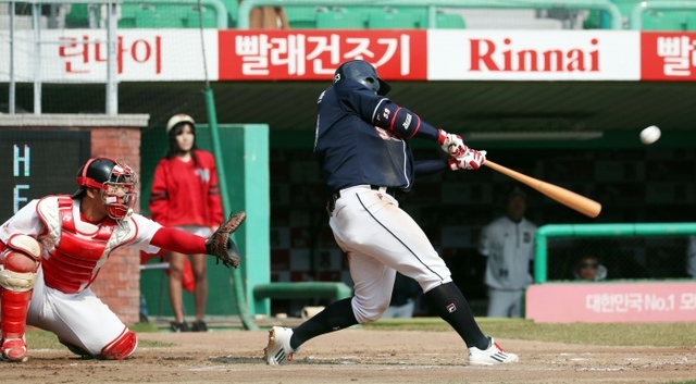▲ 21일 인천 문학구장에서 열린 프로야구 SK 와이번스와 두산 베어스의 시범경기에서 6회초 두산 최주환이 중견수 앞 안타를 치고 있다. 연합뉴스
