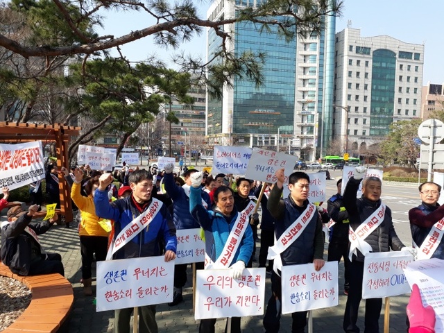 ▲ 21일 오전 10시30분 군포역전시장 상인들이 군포시청앞에서 `생존권을 보장하라'며 집회를 가지고 있다.