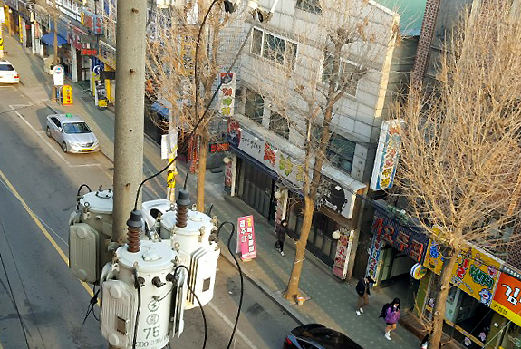 ▲ 인천시 서구 상가주택 밀집지역 주민들이 고압전신주 전자파로 인해 건강이 위협받고 있다며 반발하고 있다. 사진은 전신주 모습. 주영민 기자