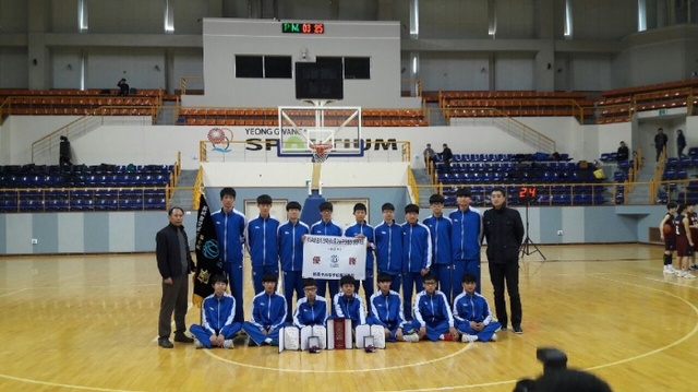 ▲ 수원 삼일중이 21일 전남 영광 스포디움에서 열린 제54회 춘계전국남녀중고농구 연맹전 남중부 결승전에서 원주 평원중을 77대72로 제압하며 우승을 차지했다. 삼일중 제공