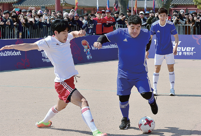 ▲ 세계적 축구스타이자 아르헨티나의 영웅 마라도나와 U-20 월드컵 홍보대사 배우 류준열씨가 미니축구 경기를 하고 있다.