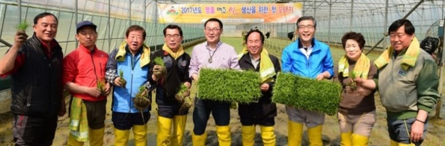 ▲ 5 여주시 첫 모내기행사 (1) 사본