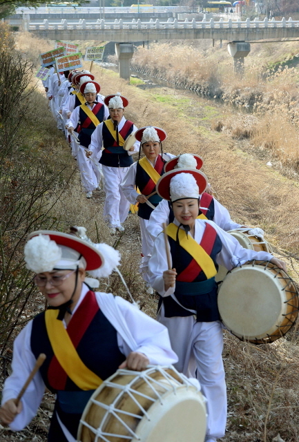 ▲ 세계 물의 날인 22일 오후 인천시 부평구 삼산체육관에서 기념식을 마친 부평구립풍물단이 국가하천으로 승격된 굴포천에서 길놀이를 하고 있다.장용준기자