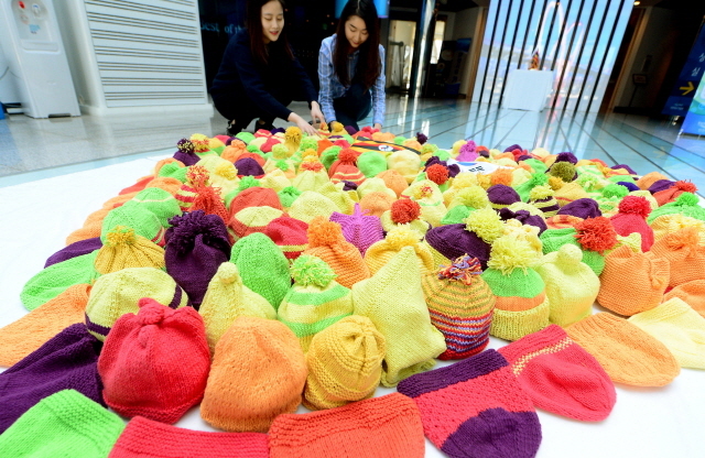 ▲ 22일 인천대교와 국제구호개발NGO인 '세이브 더 칠드런'이 함께 하는 아프리카 신생아 모자뜨기 캠페인이 열린 인천시 중구 인천대교 홍보관에서 직원들이 직접 뜨개질을 한 모자들을 정리하고 있다. 인천대교 직원들이 손수 제작한 신생아 모자 1백80개는 세이브 칠드런에 전달되어 아프리카 우간다의 서부지역 병원과 가정에 보내질 예정이다. 장용준기자