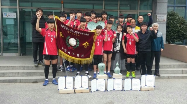 ▲ 23일 전남 강진국민체육센터에서 열린 2017 춘계 전국남녀중ㆍ고배구연맹전 남중부에서 대회 첫 우승을 차지한 본오중 선수단이 시상식 후 기념촬영을 하고 있다.본오중 제공