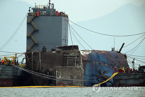 ▲ 24일 오전 전남 진도군 사고 해역에서 세월호 막바지 인양 작업이 진행되고 있다. /연합