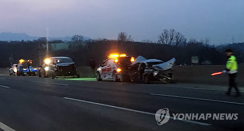▲ 24일 오전 경기도 고양시 서울외곽순환고속도로에서 3중추돌사고가 나 교통 통제가 이뤄지고 있다. 이 사고로 1명이 숨지고 9명이 다쳤다. /연합