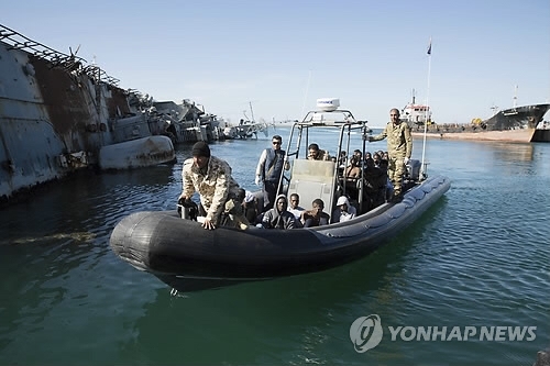지난 3일(현지시간) 리비아 해안경비대가 트리폴리 해안에서 구조한 난민들을 고무 보트에 태워 항구로 이송하는 모습. 이 사진은 본기사와는 관계 없음.