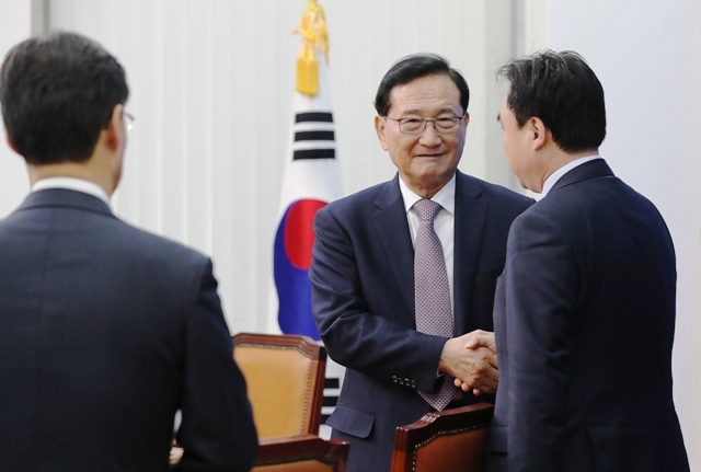 ▲ 23일 오전 국회에서 열린 더불어민주당 중앙당 선거관리위원회 제11차 회의에서 홍재형선거관리위원장이 난처한 표정을 짓고 있다. 더불어민주당은 22일 실시된 대선 경선후보자별 지역특표 결과 등 미확인 자료가 SNS를 타고 확산해 후보들이 반발하고 있다.  /연합