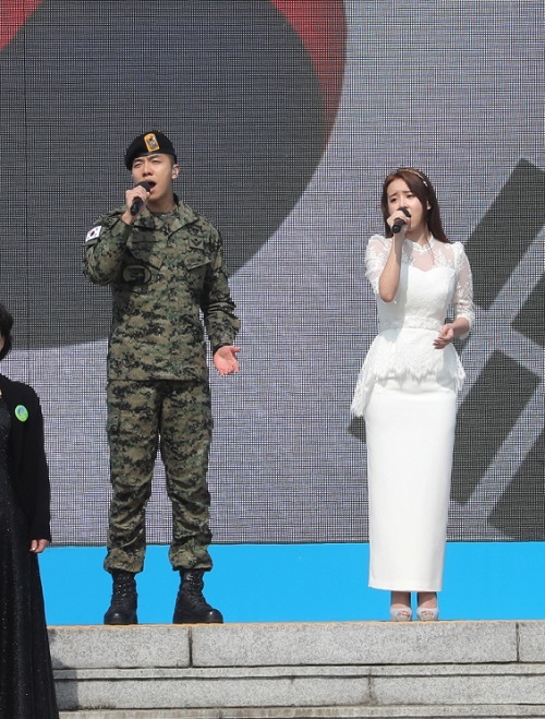 ▲24일 대전 유성구 국립대전현충원에서 열린 '제2회 서해수호의 날 기념식'에서 이승기 상병이 합창단과 함께 국민대합창을 하고 있다. / 연합뉴스