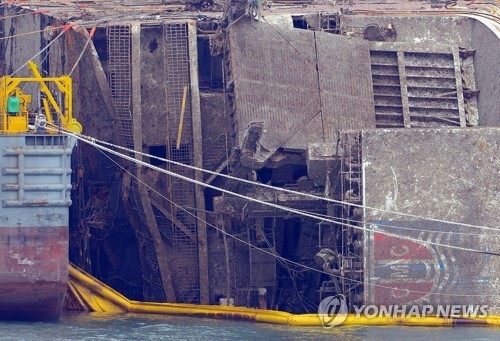 ▲ 침몰 해역인 전남 진도 동거차도 앞바다에서 24일 오후 수면위 목표치 13ｍ에 도달한 세월호가 처참한 모습을 드러내고 있다.  /연합
