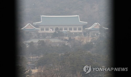 ▲ 박영수 특별검사팀의 청와대 압수수색이 다시 벽에 부딪힌 16일 오후 청와대 주변이 옅은 안개로 조금 뿌옇게 보인다. 서울행정법원 행정4부(김국현 부장판사)는 이날 특검이 대통령 비서실장과 경호실장을 상대로 낸 '압수수색·검증영장 집행 불승인 처분 취소' 집행정지 신청을 각하했다. /연합