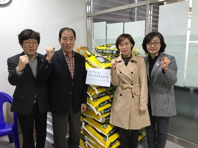 ▲ 광명시 소하2동에 거주하는 보람상조유니온(주) 군포중앙지점 고수환 점포장이 소하2동주민센터에 20kg 백미 50포대를 기부했다. 광명시 제공
