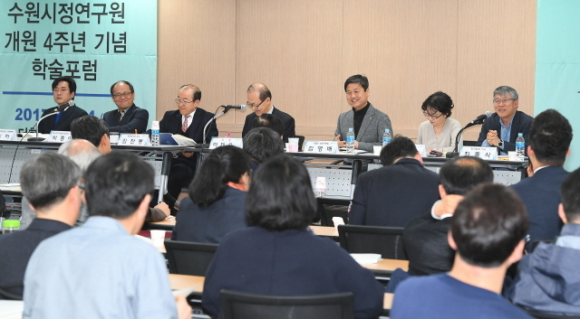 ‘수원시정연구원 개원 4주년 기념 학술포럼’이 열린 24일 수원시 더함파크 대회의실에서 좌장을 맡은 이재은 수원시정연구원장을 비롯해 김영배 서울시 성북구청장, 이진순 WAGL대표, 김찬동 충남대 교수, 박종아 수원지속가능발전협의회 사무국장, 양진하 수원시의회 의원, 최종식 경기일보 미디어전략실장 등 패널들이 ‘시민의 정부와 스마트시티 수원 구축 방안’을 주제로 열띤 토론을 벌이고 있다. 오승현기자
