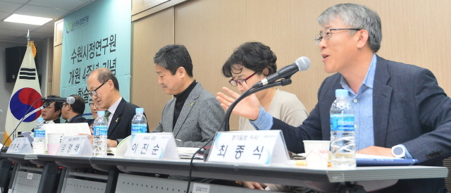 ▲ ‘수원시정연구원 개원 4주년 기념 학술포럼’이 열린 24일 수원시 더함파크 대회의실에서 좌장을 맡은 이재은 수원시정연구원장을 비롯해 김영배 서울시 성북구청장, 이진순 WAGL대표, 김찬동 충남대 교수, 박종아 수원지속가능발전협의회 사무국장, 양진하 수원시의회 의원, 최종식 경기일보 미디어전략실장 등 패널들이 ‘시민의 정부와 스마트시티 수원 구축 방안’을 주제로 열띤 토론을 벌이고 있다. 오승현기자