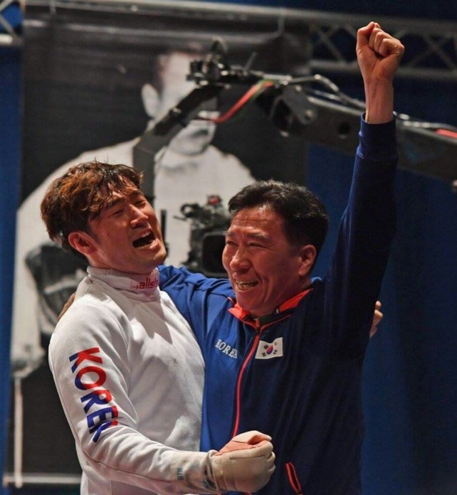 ▲ 27일(한국시간) 헝가리 부다페스트에서 열린 부다페스트 국제그랑프리펜싱대회 남자 에페 결승에서 미노베 카즈야스(일본)를 꺾고 우승한 정진선(왼쪽)이 양달식 총감독을 얼싼안고 기뻐하고 있다.화성시청 제공