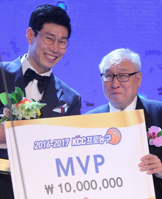 ▲ 안양 KGC인삼공사의 오세근(왼쪽)이 27일 오후 그랜드 하얏트 서울 호텔에서 열린 2016-2017 KCC 프로농구 시상식에서 최우수선수상(MVP)을 수상한 뒤 기념촬영을 하고 있다.연합뉴스