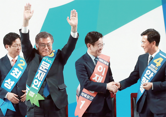 ▲ 더불어민주당 대선 주자인 문재인 전 대표(왼쪽 두번째)가 27일 오후 광주 광산구 광주여대 유니버시아드 체육관에서 열린 더불어민주당 제19대 대통령후보자 호남권역 선출대회에서 1위를 차지한 뒤 인사하고 있다. 연합뉴스