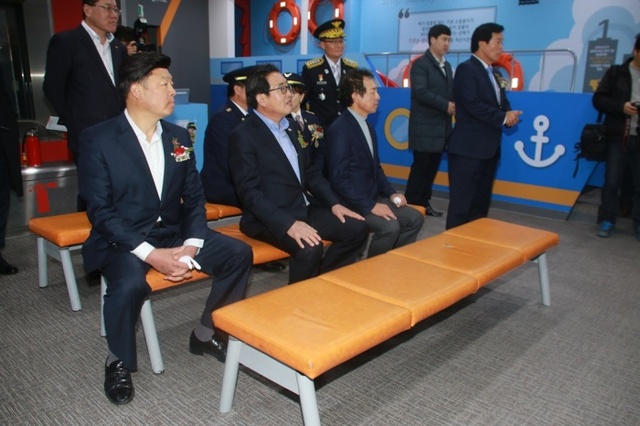▲ 김선교 군수 등 주요내빈이 체험시설을 둘러보고 있다