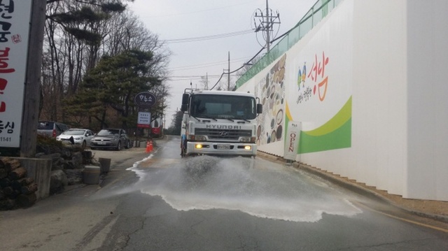 ▲ 성남지역에_초미세먼지_주의보가_발령된_지난_3월_21일_판교제로시티_공사현장_주변도로에서_물청소로_분진을_없애고_있다