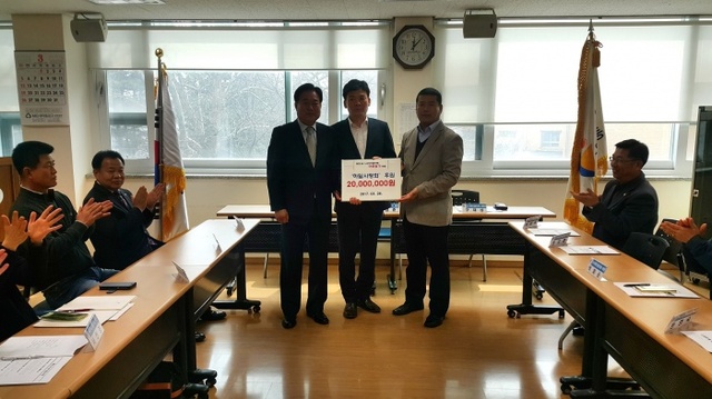 ▲ 광명시 하안1동 하일사랑회가 어려운 이웃을 위해 써달라며 2천만 원을 하안1동 누리복지협의체에 전달했다. 광명시 제공