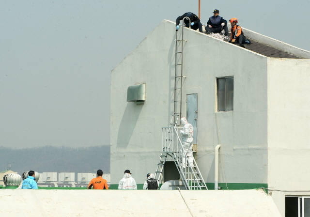 ▲ 30일 실종 신고가 접수된 8살 여자 초등학생이 흉기에 찔린 채 시신이 훼손된 상태로 발견된 인천시 연수구의 한 아파트 옥상내 물탱크 건물에서 인천경찰청 과학수사대 요원들이 지문채취를 하고 있다.장용준기자