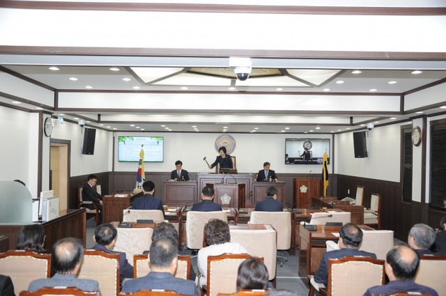 동두천시의회 상임위원회 설치에 찬성하는 4명의 의원이 30일 반대 측 의원들이 불참한 가운데 상임위원회 설치조례안을 의결하고 있다. 동두천시의회 제공 