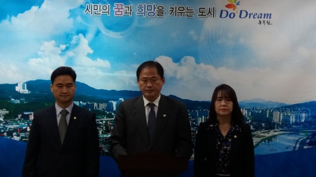 동두천시의회 상임위원회 설치에 반대하는 3명의 의원이 30일 동두천시청 기자실에서 상임위원회 설치에 반대하는 기자회견을 열고 있다. 송진의기자