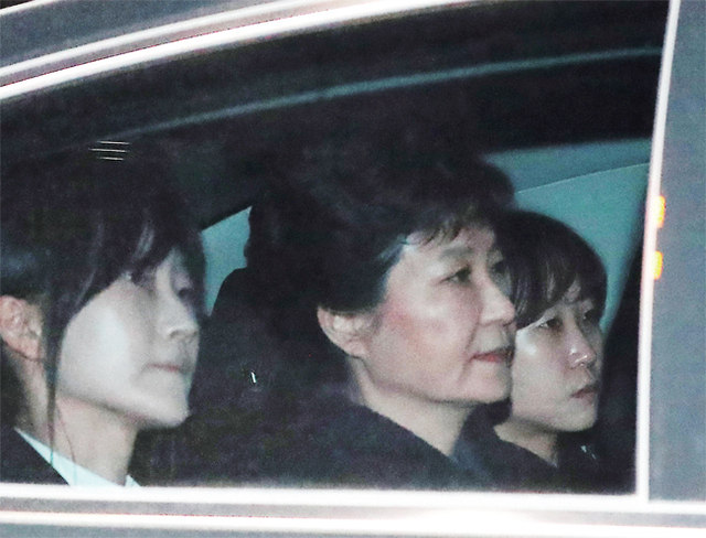 ▲ 박근혜 전 대통령이 30일 오후 서초구 서초동 서울중앙지법에서 구속 전 피의자심문(영장실질심사)을 마친 뒤 영장발부 여부를 기다리기 위해 검찰 차량을 타고 검찰청으로 향하고 있다.  사진공동취재단