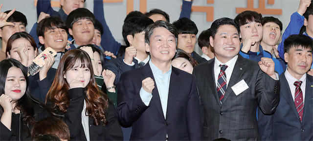 ▲ 기념사진 찍는 안철수 국민의당 대선주자인 안철수 전 대표가 30일 오전 대구시 북구 태전동 대구과학대학교에서 열린 국방안보연구소 세미나에 참석해 학생들과 기념사진을 찍고 있다. 연합뉴스