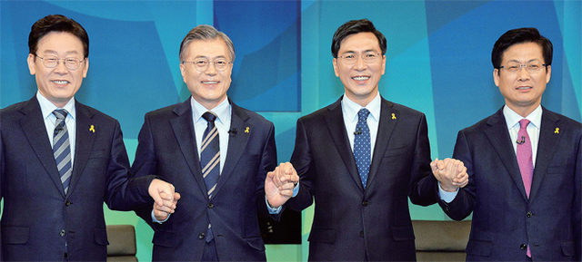 ▲ 손 잡은 민주당 대선주자들 더불어민주당 대선주자들이 30일 오후 서울 목동 SBS에서 열린 ‘더불어민주당 SBS 대선후보 토론회’에서 손을 잡고 포즈를 취하고 있다. 왼쪽부터 이재명 성남시장, 문재인 전 대표, 안희정 충남도지사, 최성 고양시장. 연합뉴스
