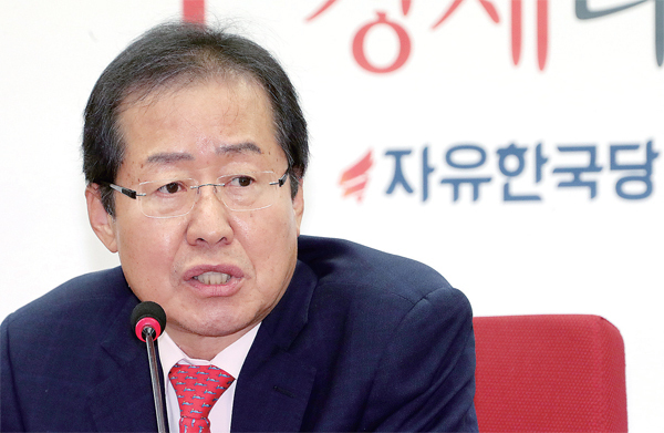자유한국당 홍준표 대선후보가 2일 오전 서울 여의도 당사에서 열린 첫 선거대책회의에서 바른정당과 유승민 후보를 향해 “가출했던 분들, 어린애처럼 응석 부리지 말고 조건 없이 돌아오라”고 밝히고 있다. 연합뉴스