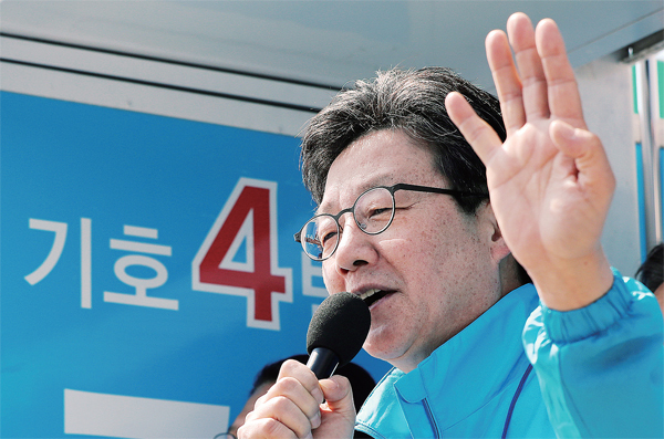 바른정당 대선 후보인 유승민 후보가 2일 오전 경북 의성군 의성읍 의성공설시장을 찾아 상주•의성•군위•청송 국회의원 재선거에 출마한 김진욱 후보 지원유세를 하고 있다. 연합뉴스