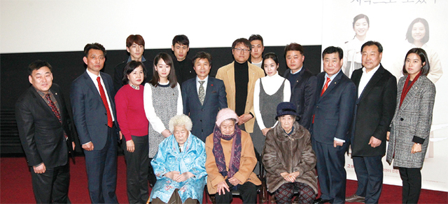 영화 ‘귀향’의 시사회가 2월22일 ‘광명평화의소녀상 건립추진위원회’ 주최로 롯데시네마에서 열린 가운데, 나상성 광명시의장, 조정래 감독을 비롯한 출연배우, 광주나눔의집 거주 할머니 등이 기념촬영을 하고 있다.