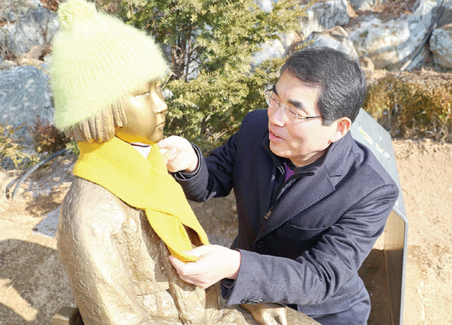 양기대 광명시장이 ‘광명 평화의 소녀상’에 목도리를 둘러주고 있다.