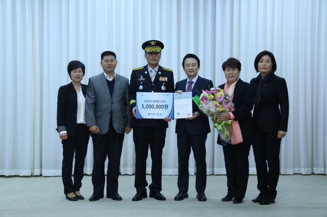 ▲ 용인소방서장과 용인의용소방대 임원진들이 2017소방관서종합평가 우수관서 시상식에서 경기도지사로부터 상장을 수여받고 기념사진을 촬여하고 있다.