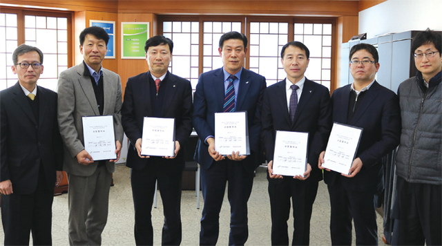 수원고등 주거환경개선사업지구 내 4천여 세대의 공공주택 건설을 위해 김경기 LH 본부장이 대우컨소시엄 관계자 등과 민간참여사업 협약을 체결하고 있다.