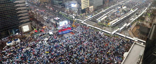 3·1절인 1일 광화문 광장 인근에서 대통령 탄핵 기각을 위한 국민총궐기 운동본부 주최 탄핵 반대 집회(아래쪽)와 탄핵 인용을 촉구하는 박근혜 구속 만세! 탄핵인용 만세! 박근혜 퇴진 18차 범국민행동의 날 집회가 동시에 열리고 있다.