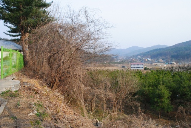 ▲ 학교 담장과 인접한 휴게소 예정부지