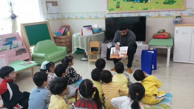 ▲ '옹진 섬 영어교실'에서 원어민 강사로부터 어린이들이 수업을 받고 있다. 사진제공 옹진군청