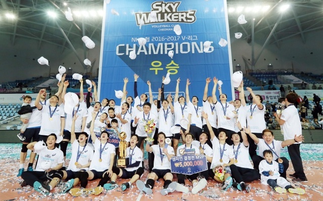 ▲ 3일 인천 계양체육관에서 열린 남자프로배구 챔피언결정전 5차전 인천 대한항공과 천안 현대캐피탈의 경기. 세트스코어 3대1로 승리해 챔피언 자리를 차지한 현대캐피탈 선수들이 우승세리머니를 하고 있다.연합뉴스