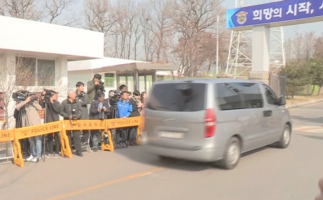 박근혜 전 대통령의 구속 이후 첫 조사가 예정된 4일 오전 경기도 의왕시 서울구치소로 박 전 대통령을 조사하기 위한 검찰 특수본 관계자가 탑승한 승합차량이 들어가고 있다.  /연합