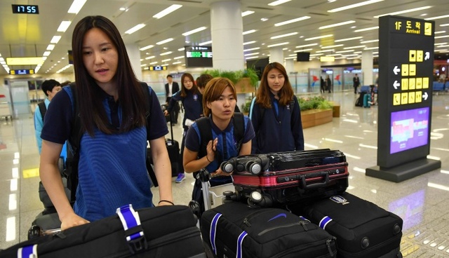▲ 2018 여자 아시안컵 축구 예선전을 앞둔 윤덕여 감독과 한국 여자대표팀 선수들이 3일 오후 북한 평양 순안공항에 도착, 입국장으로 향하고 있다.연합뉴스