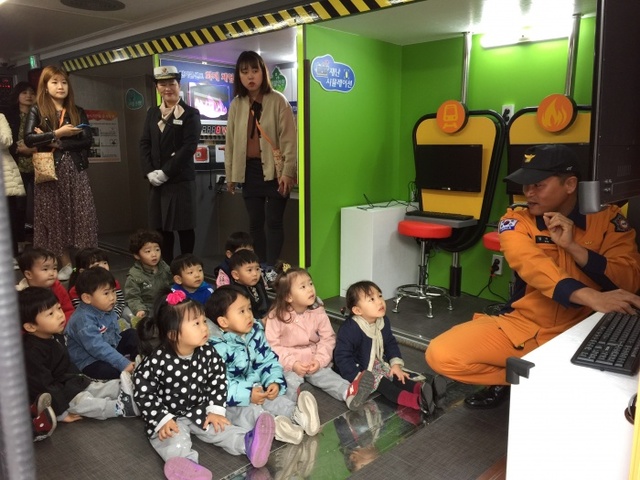 ▲ 부천시시설관리공단_부천소방서+소방관이+안전체험교육을+진행하고+있다.