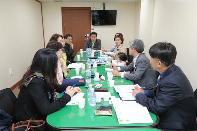 ▲ 광명시의회 복지건설위원회 의원들과 지역 내 복지관 관장들이 복지발전을 위한 간담회를 진행하고 있다. 광명시의회 제공