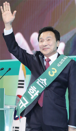 ▲ 국민의당 대선주자인 손학규 전 민주당 대표가 4일 오후 대전 한밭체육관에서 열린 19대 대선 후보자 선출 완전국민경선 대전•충청•세종 권역 합동 연설회에서 연설을 마치고 인사하고 있다. 연합뉴스