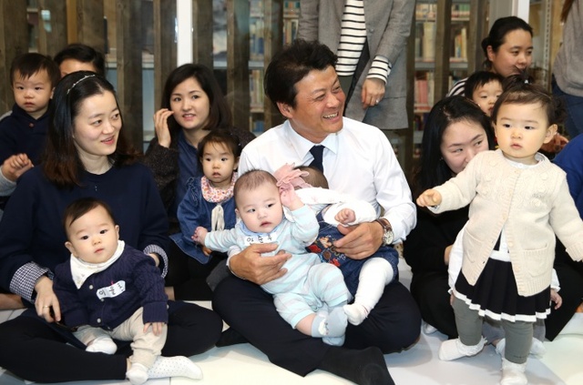 ▲ 2-1. '공간까꿍' 개소기념 프로그램에 참여한 김만수 부천시장과 시민들